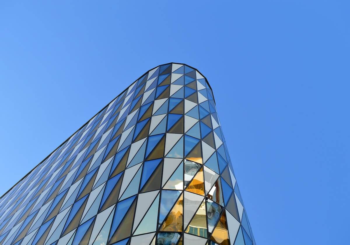 觅圈把句子拉回地面:先问主语有没有落回地面,再把引用补完整(口径先写)